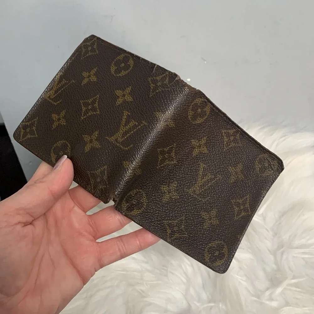 Authentic Louis Vuitton men’s bilfold monogram wallet